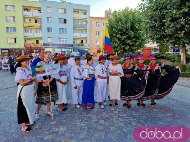 [FOTO] Barwny korowód na strzegomskim rynku. Trwa XXX Międzynarodowy Festiwal Folkloru w Strzegomiu