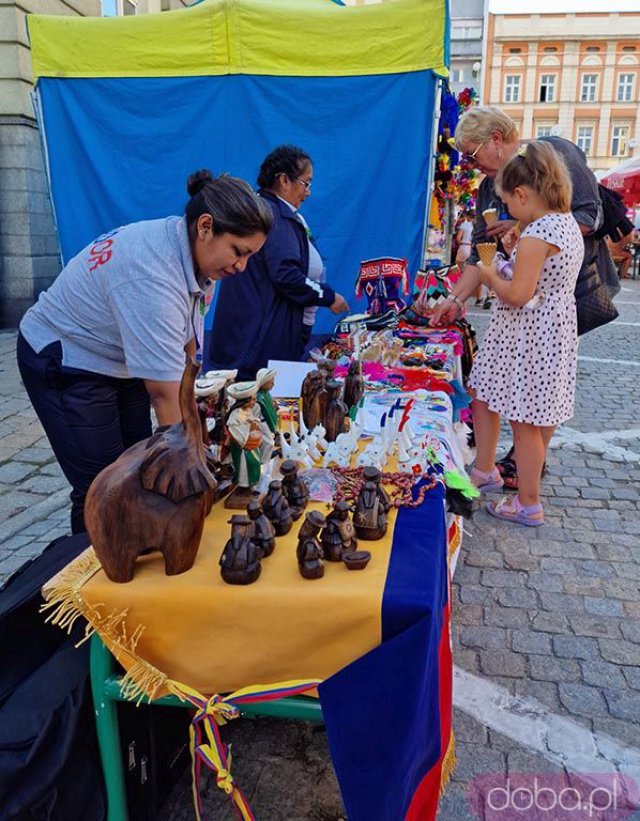 [FOTO] Barwny korowód na strzegomskim rynku. Trwa XXX Międzynarodowy Festiwal Folkloru w Strzegomiu