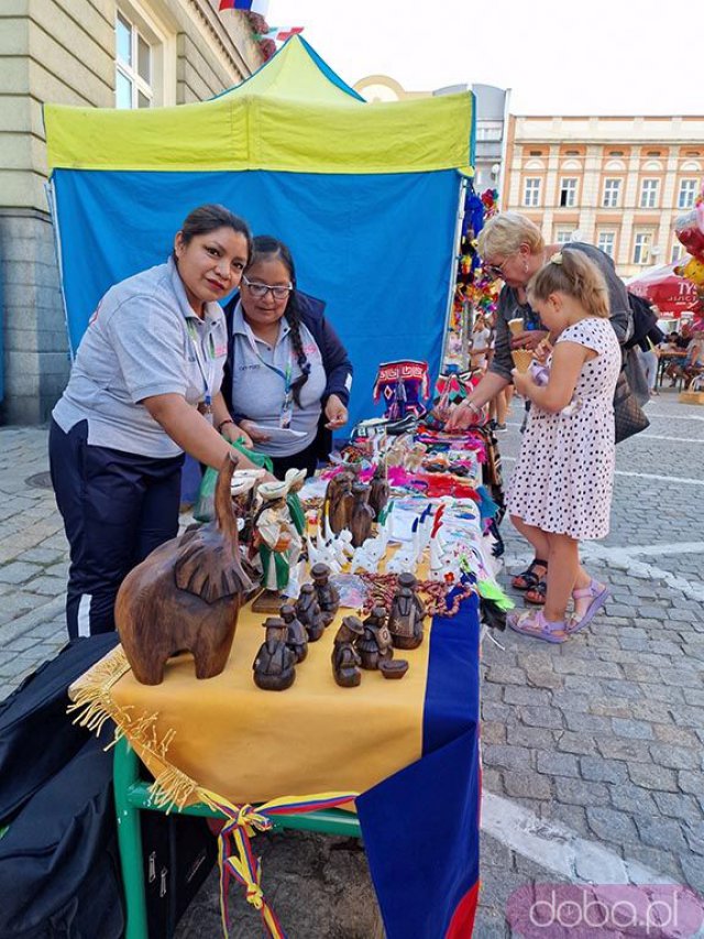 [FOTO] Barwny korowód na strzegomskim rynku. Trwa XXX Międzynarodowy Festiwal Folkloru w Strzegomiu