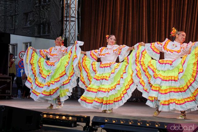 [FOTO] Barwny korowód na strzegomskim rynku. Trwa XXX Międzynarodowy Festiwal Folkloru w Strzegomiu