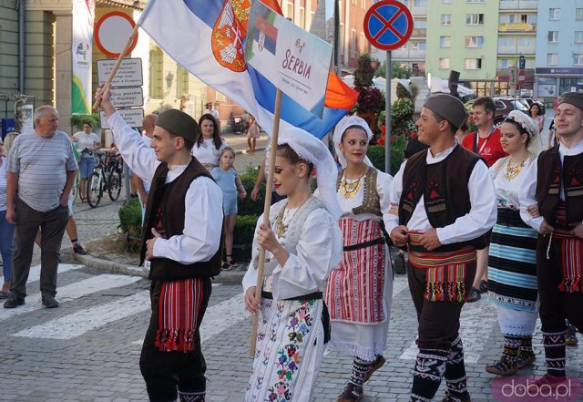 [FOTO] Barwny korowód na strzegomskim rynku. Trwa XXX Międzynarodowy Festiwal Folkloru w Strzegomiu