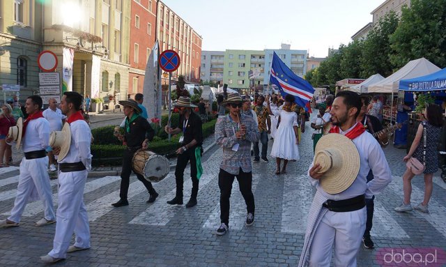 [FOTO] Barwny korowód na strzegomskim rynku. Trwa XXX Międzynarodowy Festiwal Folkloru w Strzegomiu