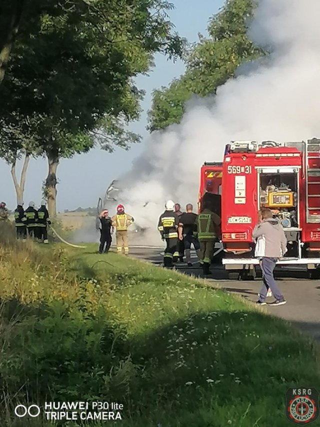 [FOTO] Groźny pożar w Jaroszowie. Spłonął bus