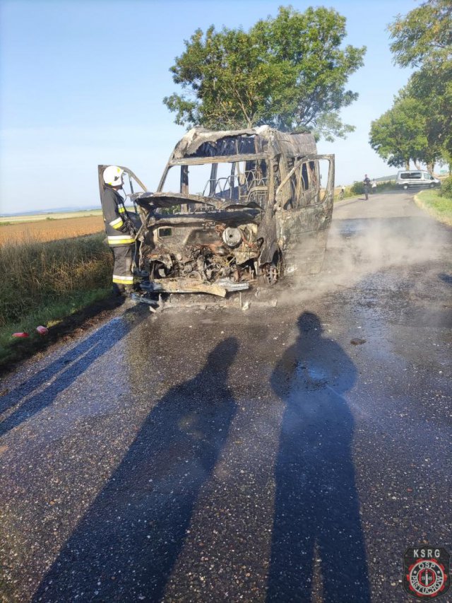 [FOTO] Groźny pożar w Jaroszowie. Spłonął bus