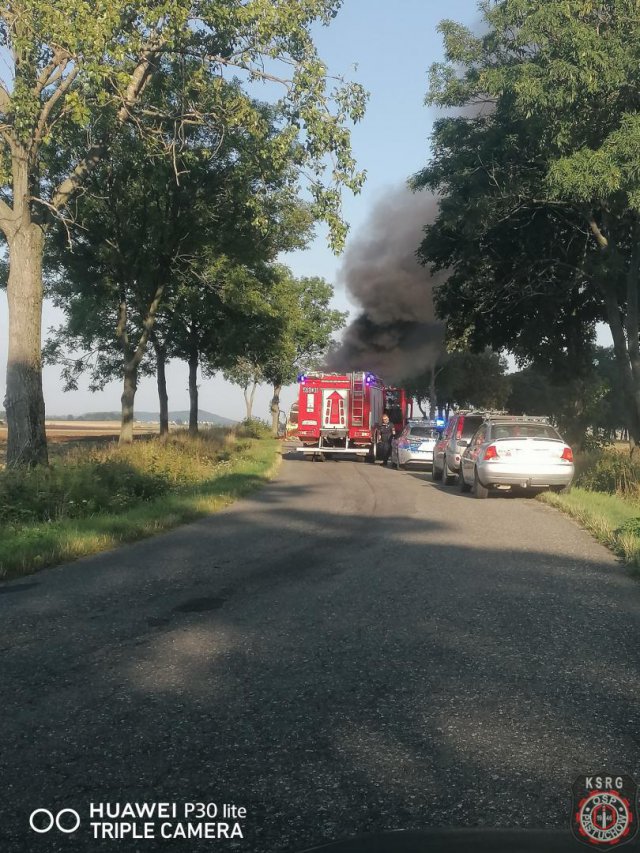 [FOTO] Groźny pożar w Jaroszowie. Spłonął bus