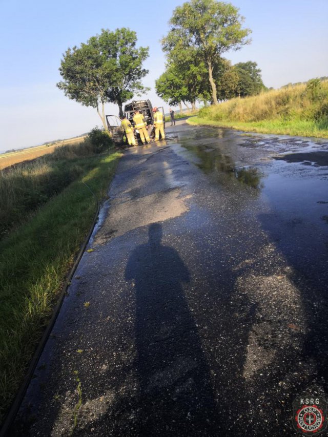 [FOTO] Groźny pożar w Jaroszowie. Spłonął bus