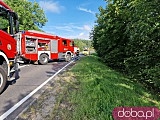 [FOTO] Groźny wypadek na trasie Siodłkowice – Dobromierz. Pasażerowie zostali zakleszczeni w zgniecionym samochodzie