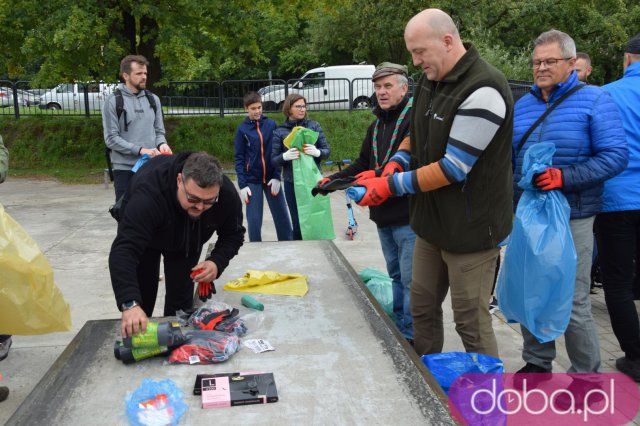 [FOTO] Mieszkańcy Świdnicy wzięli sprawy w swoje ręce i posprzątali okolice Skateparku 