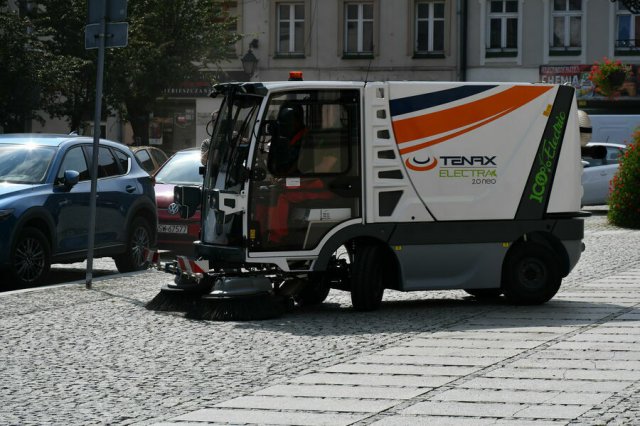 [FOTO] Świebodzice mają ekologiczną zamiatarkę 