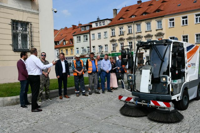 [FOTO] Świebodzice mają ekologiczną zamiatarkę 