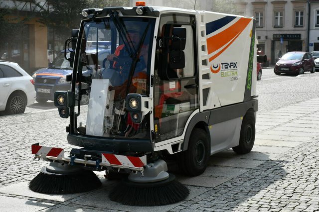 [FOTO] Świebodzice mają ekologiczną zamiatarkę 