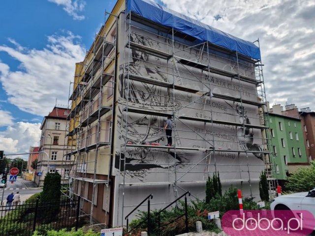 [FOTO] Maria Kunic z pieskiem. W Świdnicy powstaje kolejny mural