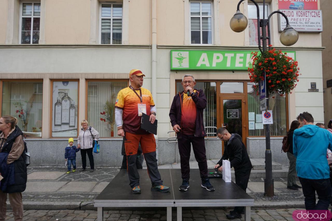 [FOTO] Wystartował jubileuszowy Aryzta Półmaraton Strzegom 