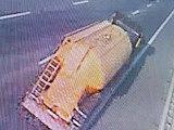 Policjanci poszukują kierowcy ciągnika siodłowego koloru czarnego z żółtą naczepą cysterną-silosem