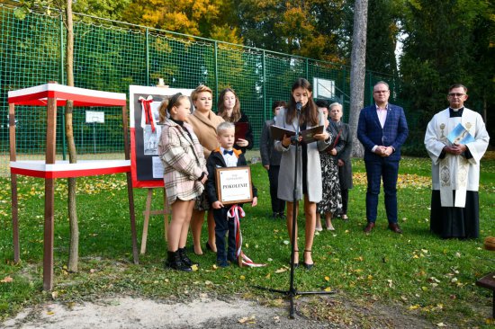 Wkopanie i poświęcenie dębu „Pokolenie” w Szkole Podstawowej w Strzelcach