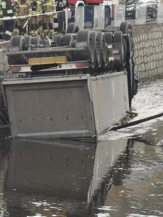 [FOTO] Ciężarówka wpadła do rzeki