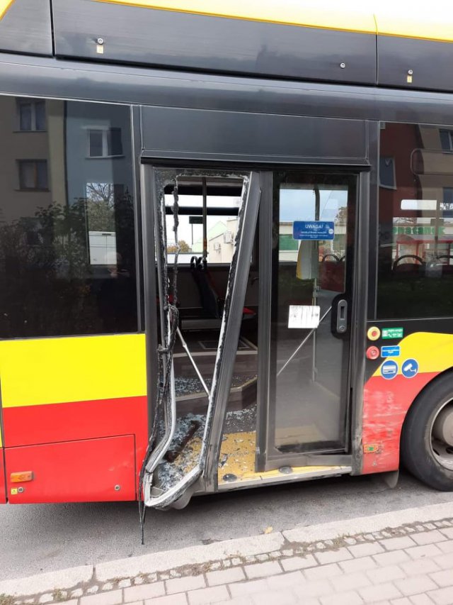 [FOTO] Pijany kierowca wjechał w autobus