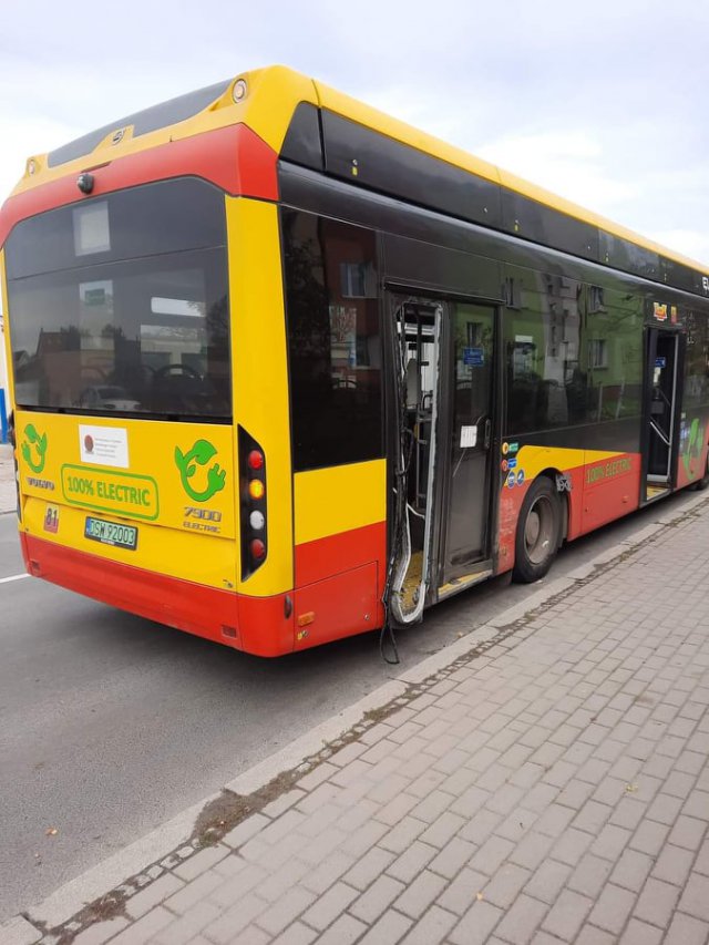[FOTO] Pijany kierowca wjechał w autobus