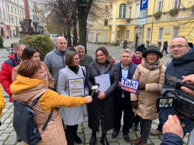 [FOTO] In vitro to ludzie. Trwa zbiórka podpisów pod obywatelskim projektem ustawy 