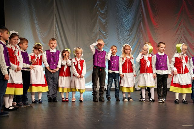 [FOTO] Premierowy występ przedszkolaków na deskach świdnickiego teatru 