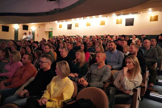 [FOTO] Premierowy występ przedszkolaków na deskach świdnickiego teatru 
