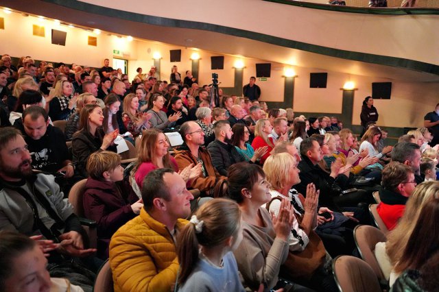 [FOTO] Premierowy występ przedszkolaków na deskach świdnickiego teatru 