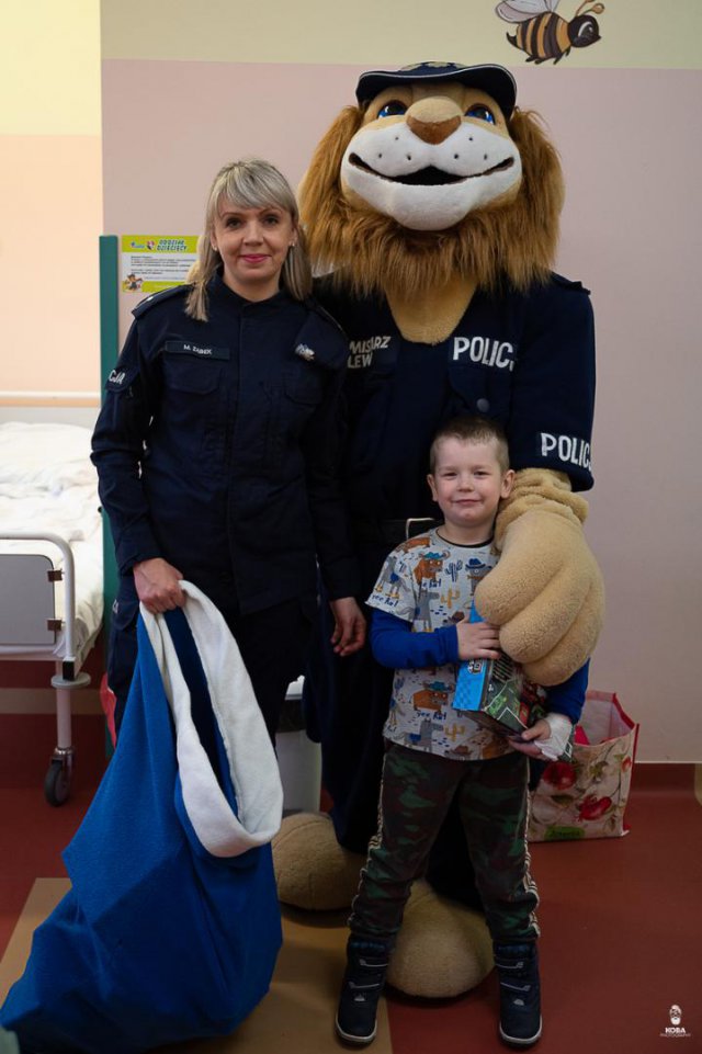 Komisarz Lew odwiedził najmłodszych pacjentów szpitala Latawiec