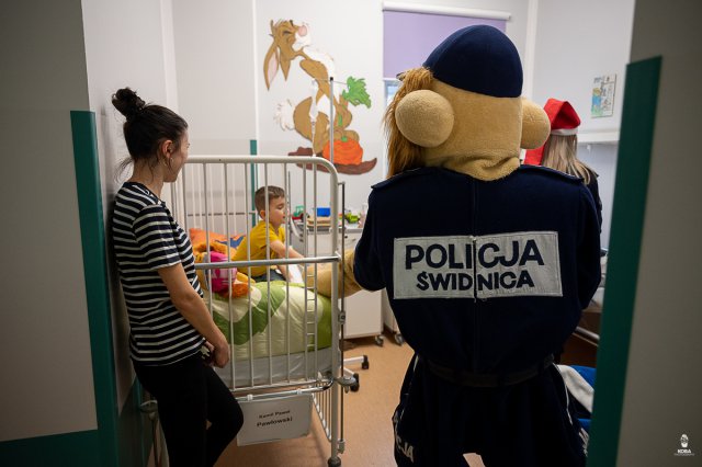Komisarz Lew odwiedził najmłodszych pacjentów szpitala Latawiec