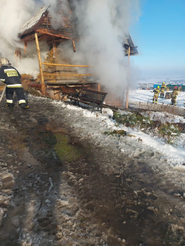 [FOTO, VIDEO] Pożar w Lutomi Górnej. Czteroosobowa rodzina straciła dobytek życia