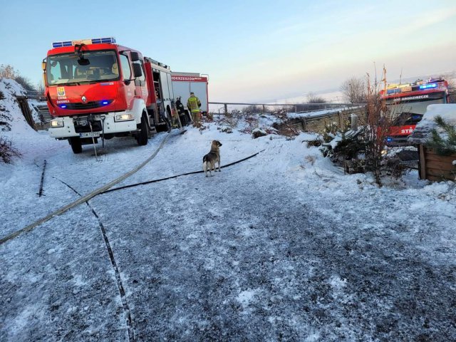 [FOTO, VIDEO] Pożar w Lutomi Górnej. Czteroosobowa rodzina straciła dobytek życia