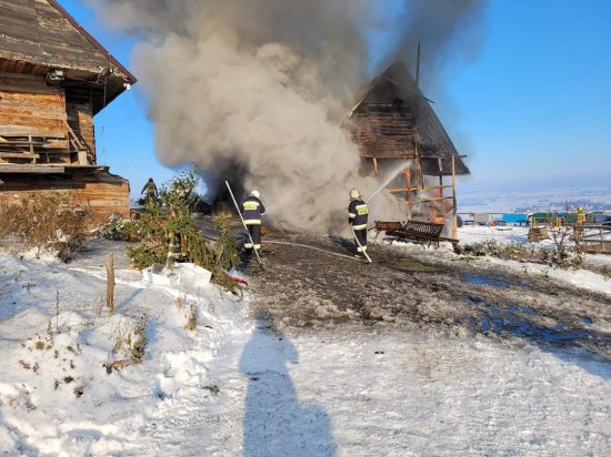 [FOTO, VIDEO] Pożar w Lutomi Górnej. Czteroosobowa rodzina straciła dobytek życia
