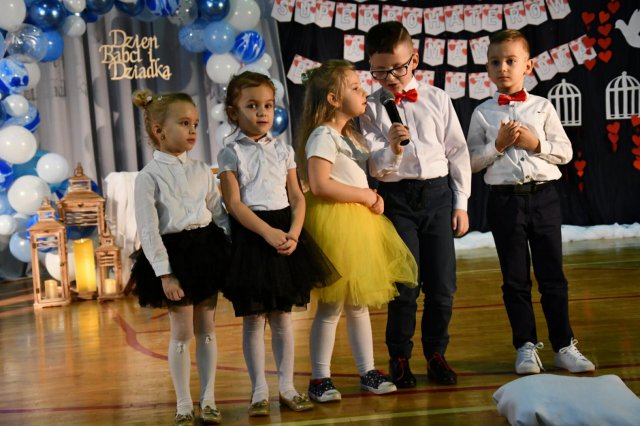 Dzień Babci i Dziadka w Szkole Podstawowej w Marcinowicach [Foto]