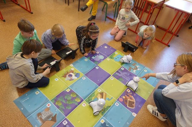 Dzieci ze Szkoły Podstawowej w Mokrzeszowie poznawały tajniki robotyki i elektroniki [Foto]
