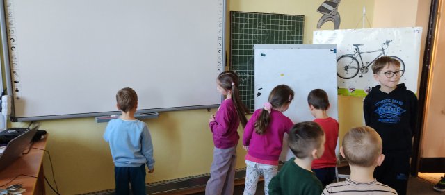 Dzieci ze Szkoły Podstawowej w Mokrzeszowie poznawały tajniki robotyki i elektroniki [Foto]