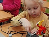 Dzieci ze Szkoły Podstawowej w Mokrzeszowie poznawały tajniki robotyki i elektroniki [Foto]