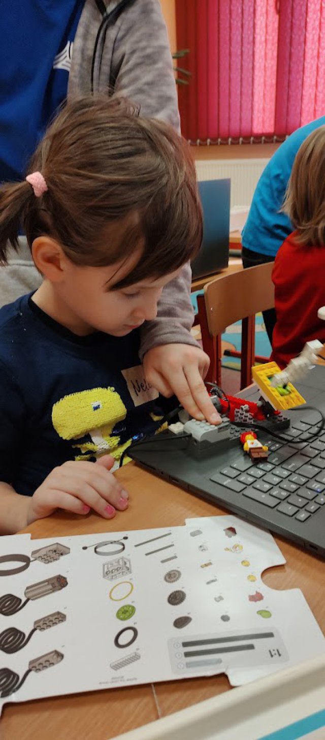 Dzieci ze Szkoły Podstawowej w Mokrzeszowie poznawały tajniki robotyki i elektroniki [Foto]