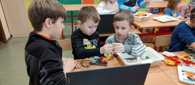 Dzieci ze Szkoły Podstawowej w Mokrzeszowie poznawały tajniki robotyki i elektroniki [Foto]