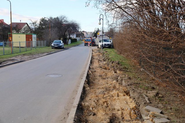 Trwa rewitalizacja stawu miejskiego w Żarowie. Obok powstanie nowy chodnik [Foto]