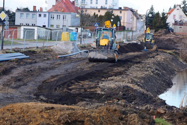 Trwa rewitalizacja stawu miejskiego w Żarowie. Obok powstanie nowy chodnik [Foto]