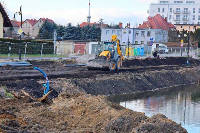 Trwa rewitalizacja stawu miejskiego w Żarowie. Obok powstanie nowy chodnik [Foto]