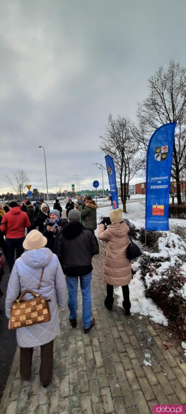 [FOTO] Uroczyście odsłonili tablicę i  namalowali serce w Świdnicy 