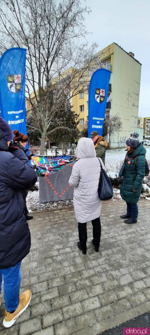 [FOTO] Uroczyście odsłonili tablicę i  namalowali serce w Świdnicy 