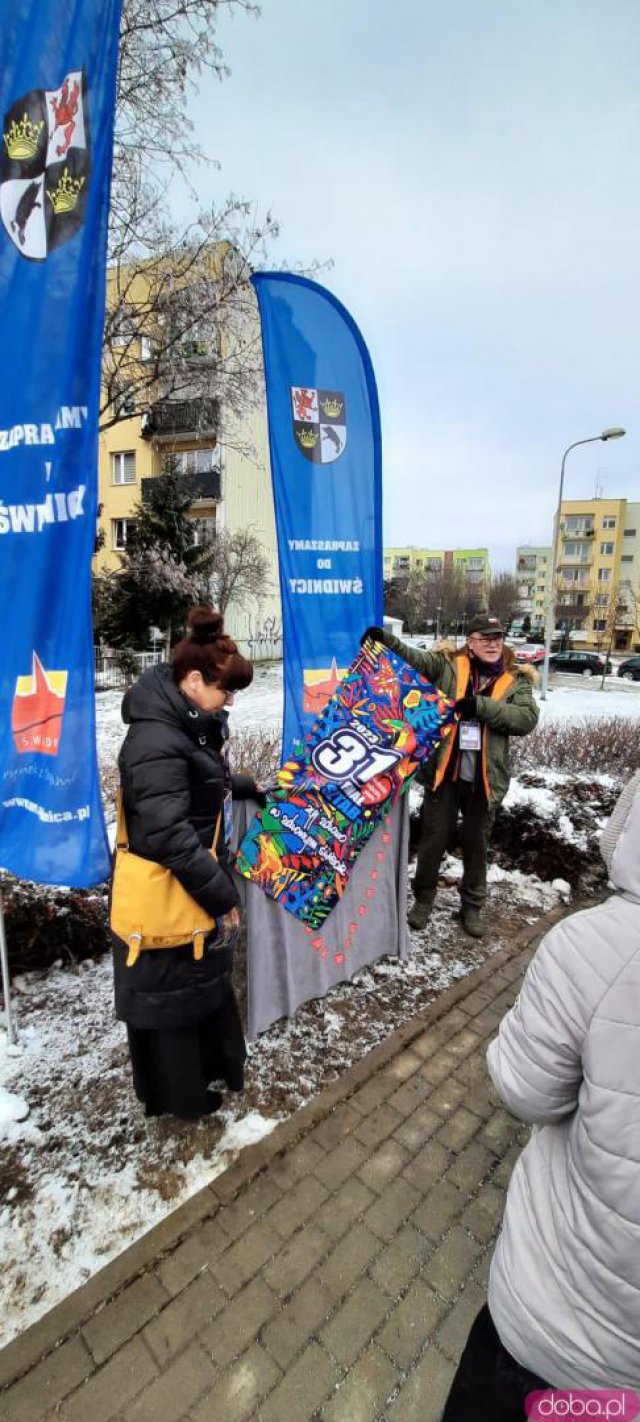 [FOTO] Uroczyście odsłonili tablicę i  namalowali serce w Świdnicy 