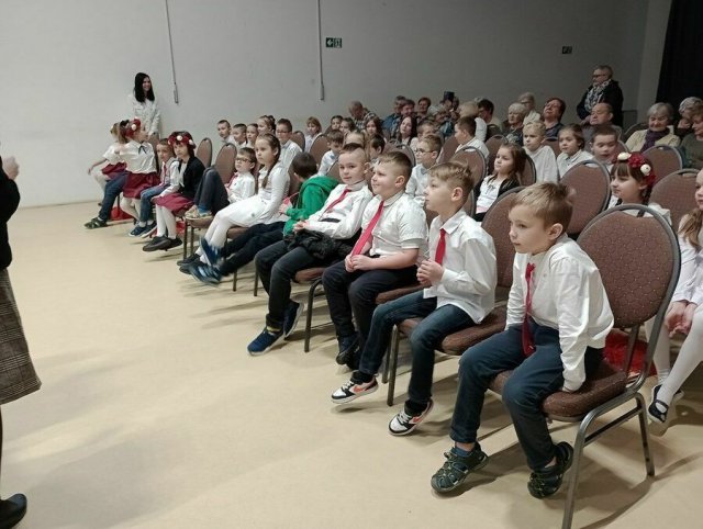 Uczniowie z Jaroszowa z wizytą w „Klubie Seniora” [Foto]