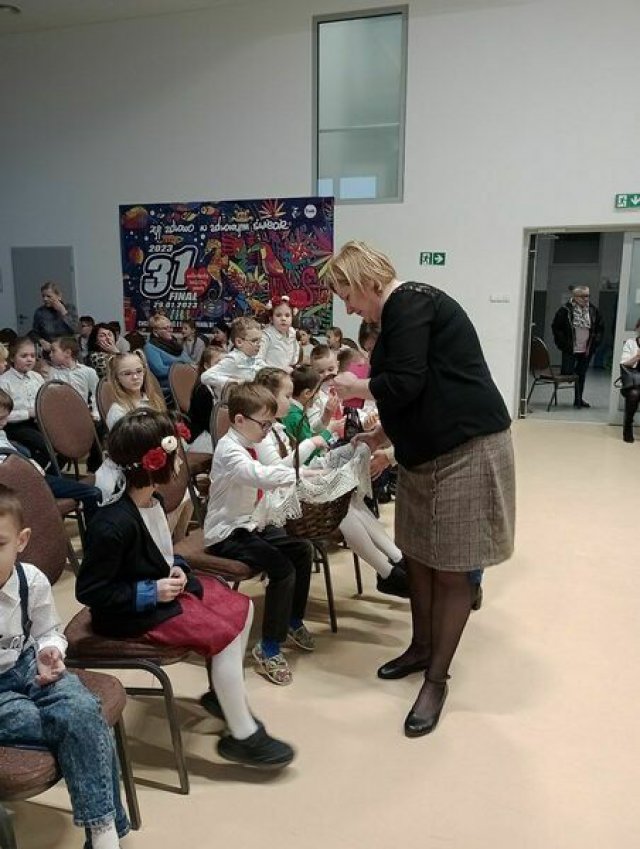 Uczniowie z Jaroszowa z wizytą w „Klubie Seniora” [Foto]