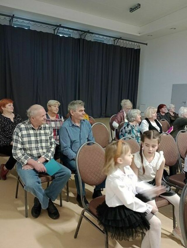 Uczniowie z Jaroszowa z wizytą w „Klubie Seniora” [Foto]