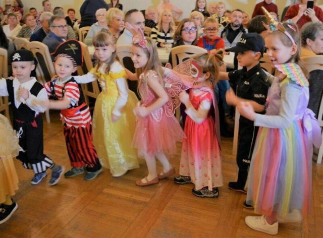 „Karnawał z Babcią i Dziadkiem” w Przedszkolu Tęcza w Międzyrzeczu [Foto]