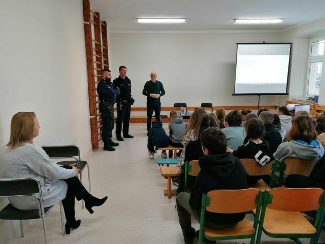 Uczniowie ze Stanowic spotkali się z policjantami [Foto]