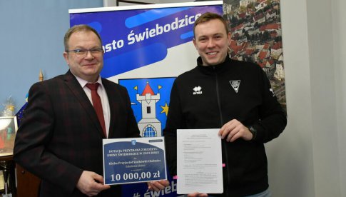 Burmistrz Świebodzic podpisał umowy z klubami sportowymi i stowarzyszeniami 