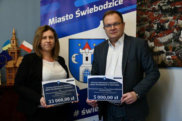 Burmistrz Świebodzic podpisał kolejnych dziewięć umów [Foto, Szczegóły]